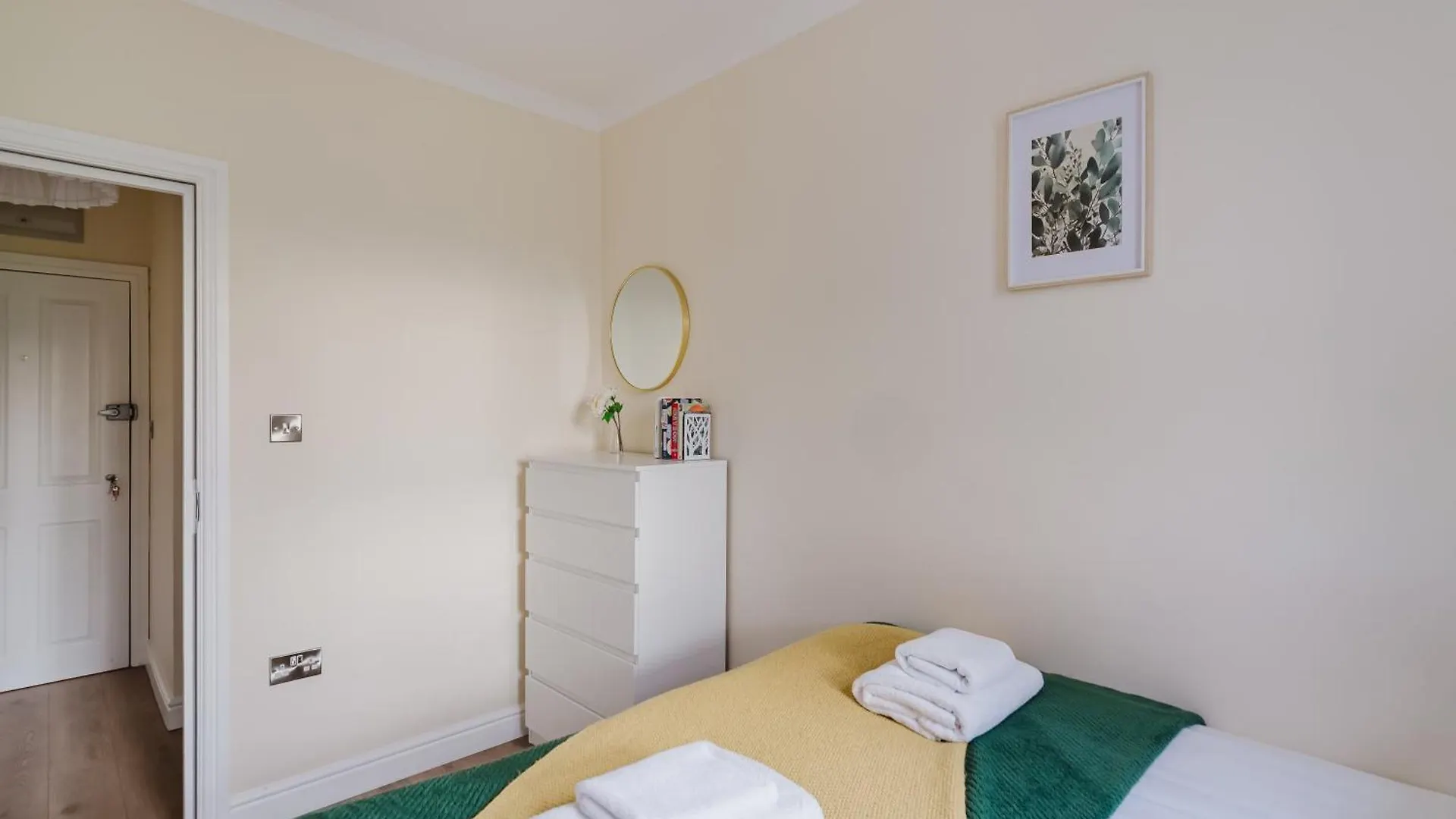 Modern Cosy Corner Flat 3 Bed And Loft Sleep 7 People Apartment London