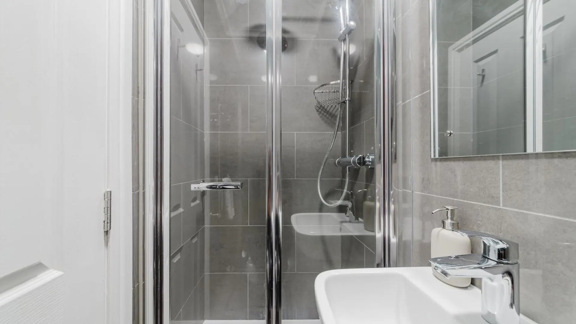 Modern Cosy Corner Flat 3 Bed And Loft Sleep 7 People Apartment London