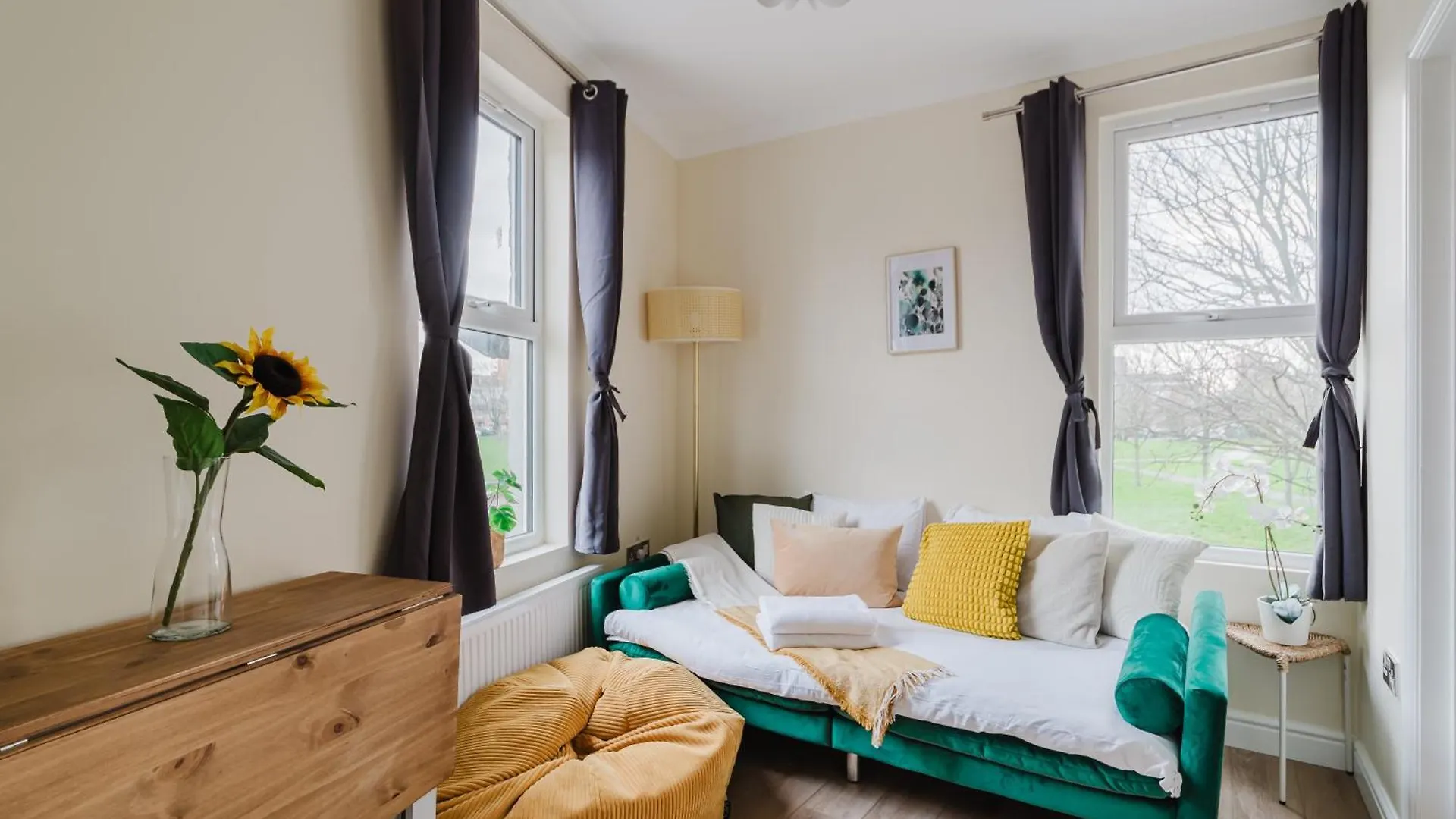 Modern Cosy Corner Flat 3 Bed And Loft Sleep 7 People Apartment London