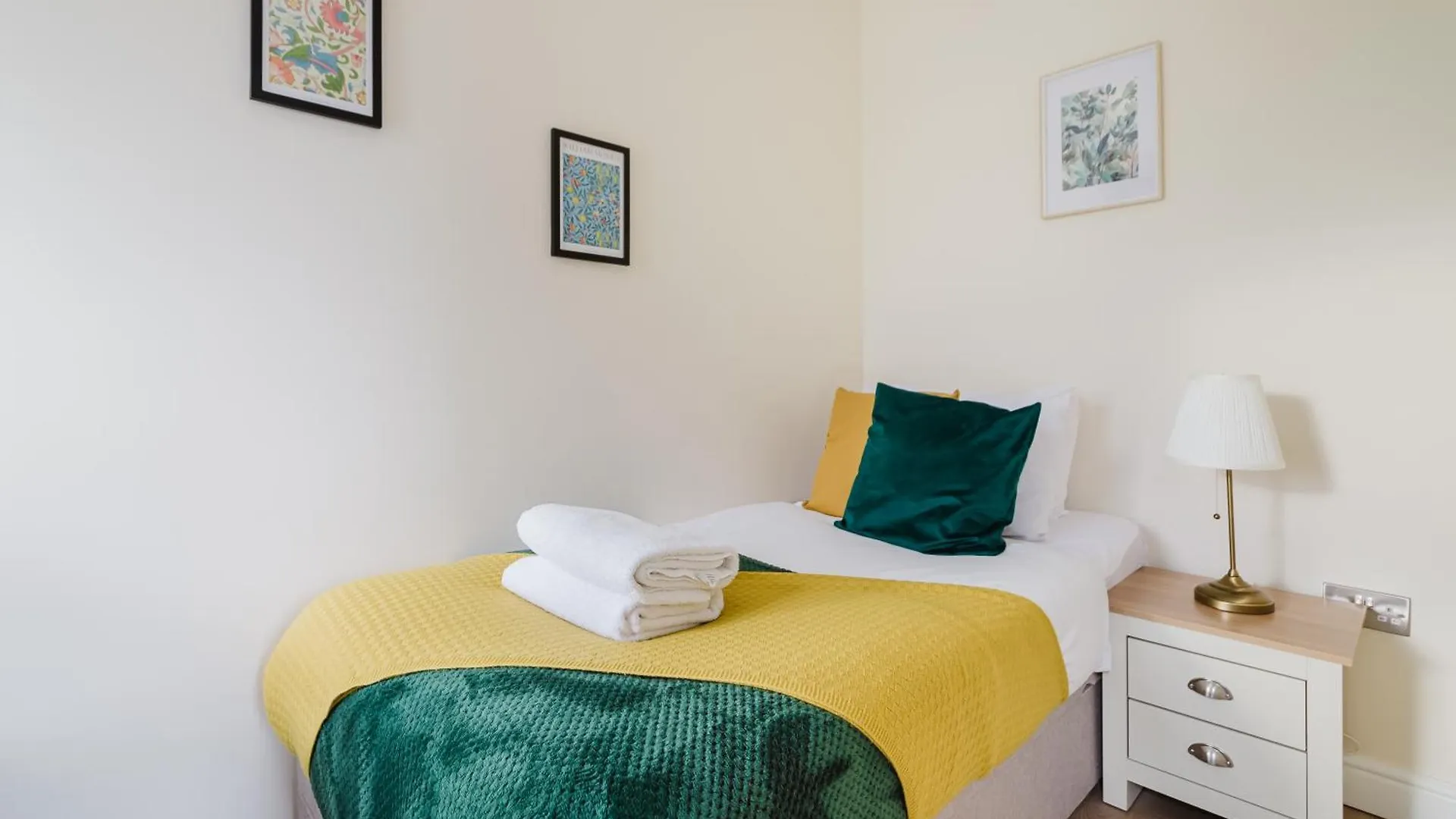Modern Cosy Corner Flat 3 Bed And Loft Sleep 7 People Apartment London