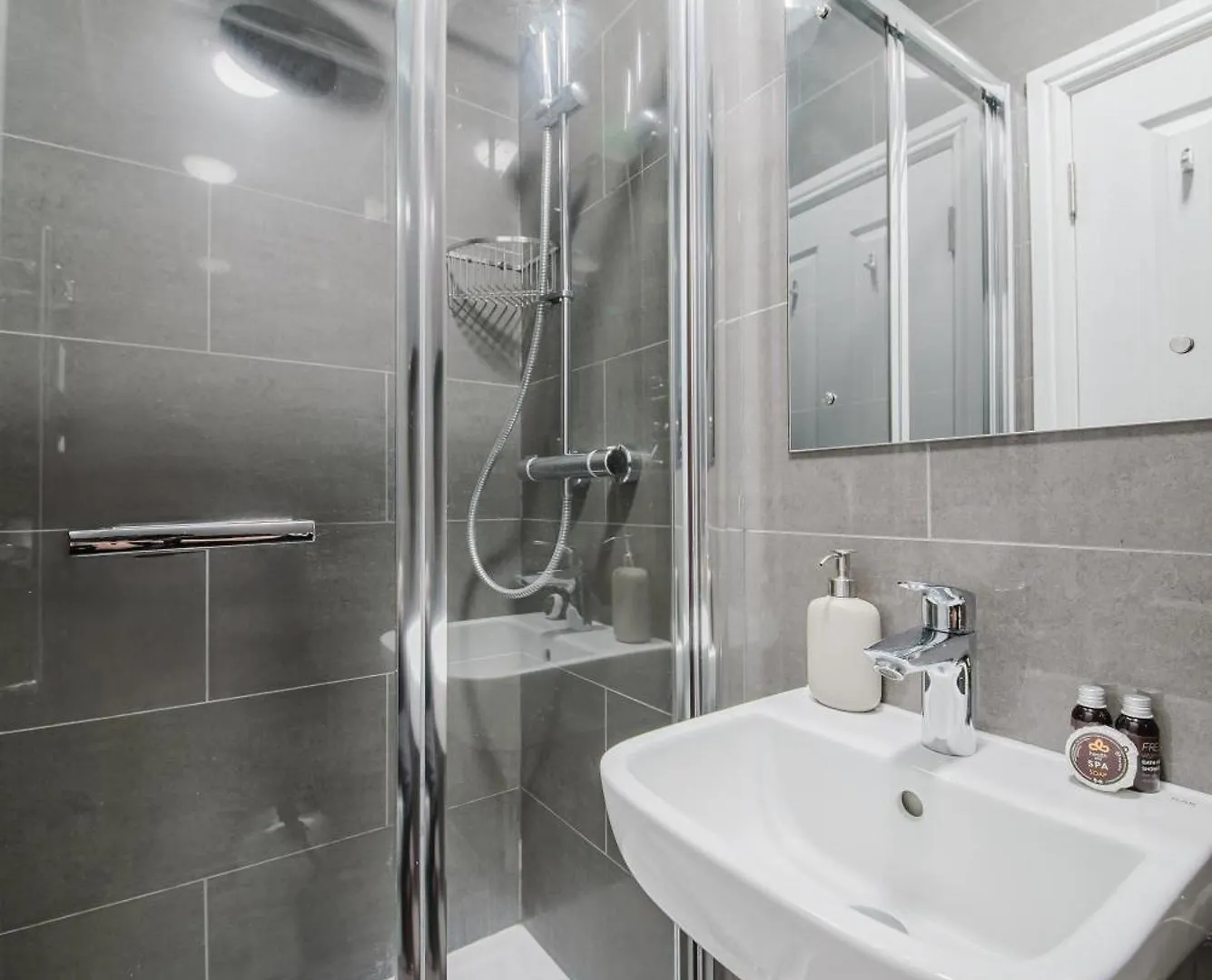 Modern Cosy Corner Flat 3 Bed And Loft Sleep 7 People Lägenhet London 0*,  Storbritannien